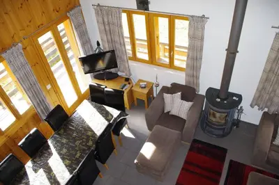 Ein Sitzbereich in der Unterkunft Chalet Mille Étoiles