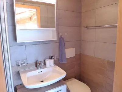 Ein Badezimmer in der Unterkunft Apartment Chalet Vamika by Interhome