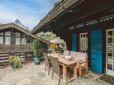 Ein Balkon oder eine Terrasse in der Unterkunft Apartment Chalet Turquino - Apartment Adlerhorst by Interhome