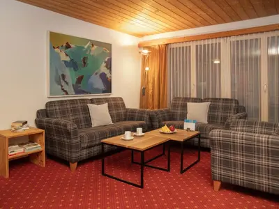 Ein Sitzbereich in der Unterkunft Apartment Chalet Abendrot apARTments-24 by Interhome