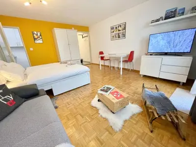 Ein Bett oder Betten in einem Zimmer der Unterkunft Holiday Escape Studio - Stylish & Central - steps to Matterhorn gondola