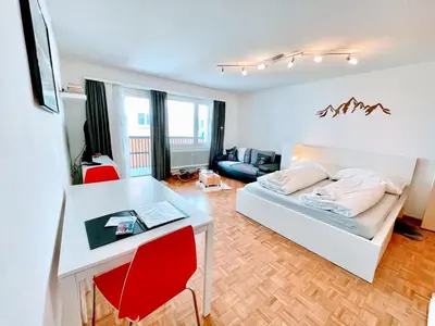 Ein Bett oder Betten in einem Zimmer der Unterkunft Holiday Escape Studio - Stylish & Central - steps to Matterhorn gondola