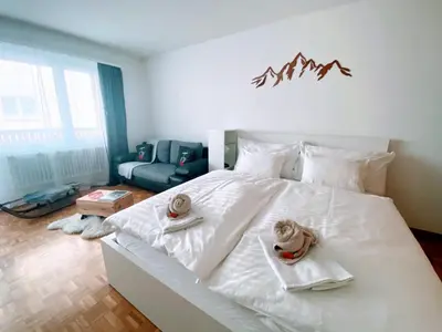 Ein Bett oder Betten in einem Zimmer der Unterkunft Holiday Escape Studio - Stylish & Central - steps to Matterhorn gondola