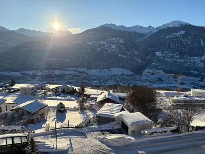 Ein allgemeiner Bergblick oder ein Berglick von des Privatzimmers aus