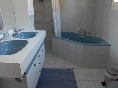 Ein Badezimmer in der Unterkunft Apartment Calanques by Interhome