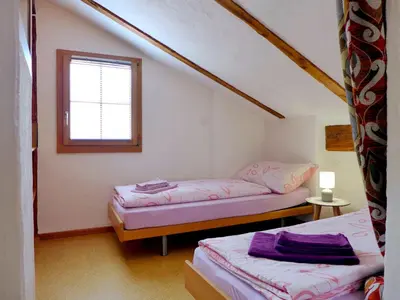 Ein Bett oder Betten in einem Zimmer der Unterkunft Chalet Tschingeli by Interhome