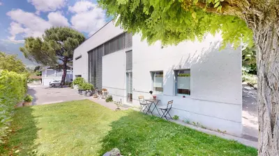 Ein Garten an der Unterkunft Spacious studio in a quiet area of Sierre