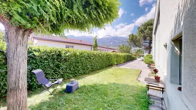 Ein Garten an der Unterkunft Spacious studio in a quiet area of Sierre