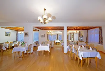 Ein Restaurant oder anderes Speiselokal in der Unterkunft Hotel Alphubel