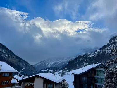 Ein allgemeiner Bergblick oder ein Berglick von des Aparthotels aus