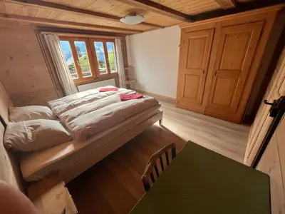 Ein Bett oder Betten in einem Zimmer der Unterkunft Chalet Sonnenheim, Wohnung mit Panoramafenster