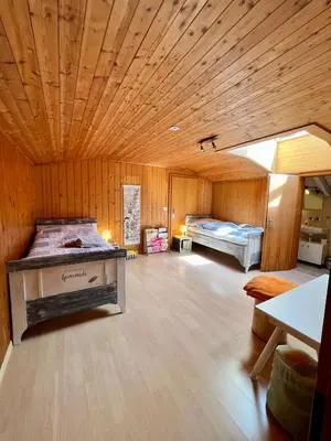 Ein Bett oder Betten in einem Zimmer der Unterkunft ”Heimet” im Berner Oberland