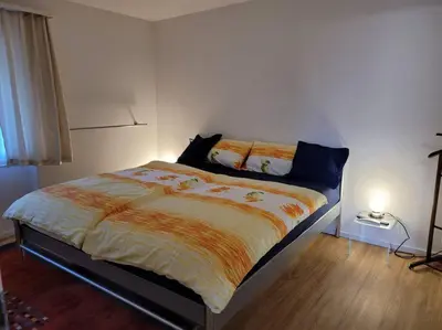 Ein Bett oder Betten in einem Zimmer der Unterkunft NEB-THUN Einigen, Wohnung am See