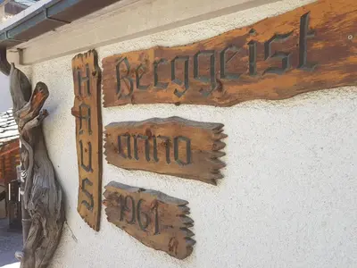Ein Zertifikat, Auszeichnung, Logo oder anderes Dokument, das in der Unterkunft Self-Service Guesthouse Berggeist ausgestellt ist