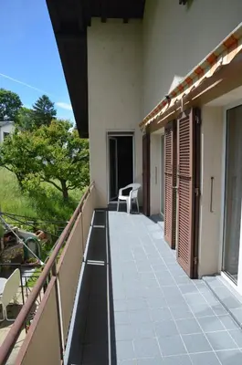 Ein Balkon oder eine Terrasse in der Unterkunft Grosse, schöne Wohnung im Grünen