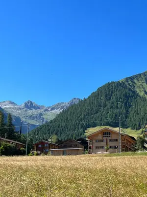 Ein allgemeiner Bergblick oder ein Berglick von des Hotels aus