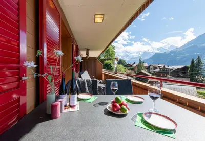 Ein allgemeiner Bergblick oder ein Berglick von der Ferienwohnung aus