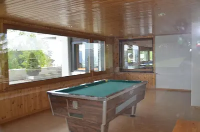Ein Billardtisch in der Unterkunft Immeuble Les Mélèzes