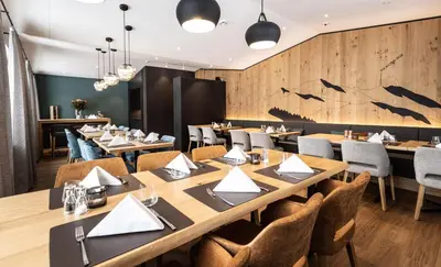 Ein Restaurant oder anderes Speiselokal in der Unterkunft Hotel Piz Badus