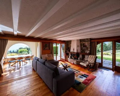 Ein Sitzbereich in der Unterkunft CHALET du GOLF CRANS MONTANA
