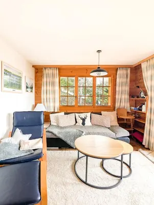 Ein Sitzbereich in der Unterkunft Centered Ski/Swim Ap. w/ private yard & fireplace