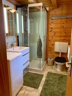 Ein Badezimmer in der Unterkunft Chalet typique tout confort avec studio en dessous