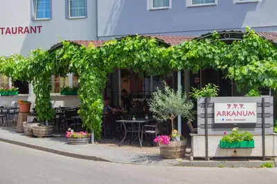 Ein Restaurant oder anderes Speiselokal in der Unterkunft Hotel Arkanum