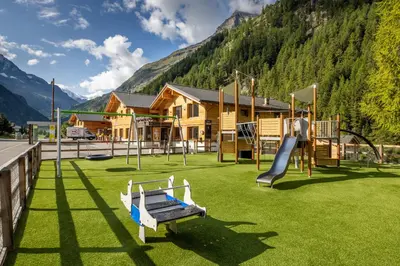 Ein allgemeiner Bergblick oder ein Berglick von des Resorts aus