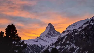 Ein allgemeiner Bergblick oder ein Berglick von des Chalets aus