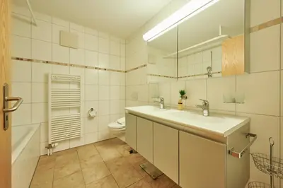Ein Badezimmer in der Unterkunft Apartment Silberhorn, outstanding view, spacious, family friendly