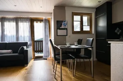 Ein Sitzbereich in der Unterkunft Moderne 2-Zimmer-Wohnung in Albinen mit Aussicht