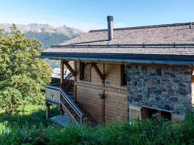 Ein allgemeiner Bergblick oder ein Berglick von des Chalets aus