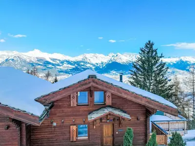 Ein allgemeiner Bergblick oder ein Berglick von des Chalets aus