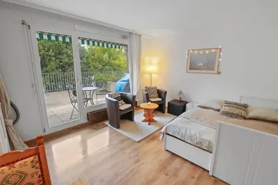 Ein Sitzbereich in der Unterkunft Charmant studio ouvert avec vue paisible