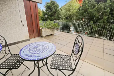 Ein Balkon oder eine Terrasse in der Unterkunft Charmant studio ouvert avec vue paisible