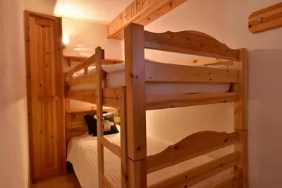 Ein Etagenbett oder Etagenbetten in einem Zimmer der Unterkunft Apartment Batteuse