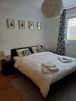 Ein Bett oder Betten in einem Zimmer der Unterkunft Spacieux appart - 2 chambres à coucher incl Jacuzzi Privé