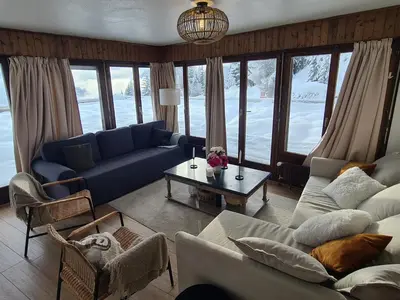 Ein Sitzbereich in der Unterkunft Auberge de l'Ours