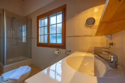 Ein Badezimmer in der Unterkunft Chalet Vansamis, breathtakinng views & sauna
