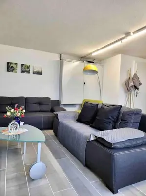 Ein Sitzbereich in der Unterkunft Lakeview Basement Apartment near Interlaken