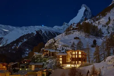 Ein allgemeiner Bergblick oder ein Berglick von des Aparthotels aus