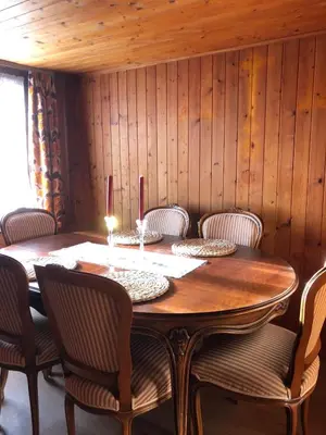 Ein Sitzbereich in der Unterkunft Chalet Crans-Montana