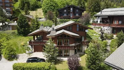 Ein Garten an der Unterkunft Grand chalet au centre