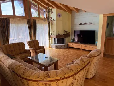 Ein Sitzbereich in der Unterkunft Grand chalet au centre
