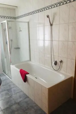 Ein Badezimmer in der Unterkunft Apartment Edelweiss A-4 by Interhome