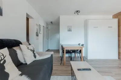 Ein Sitzbereich in der Unterkunft Appartement avec vue majestueuse sur les montagnes