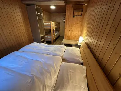 Ein Bett oder Betten in einem Zimmer der Unterkunft Cosy mountain apartment 5min walk from Gondola