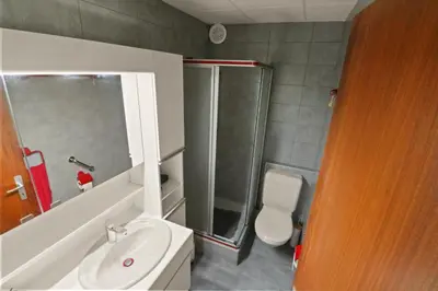Ein Badezimmer in der Unterkunft Logement spacieux et charmant