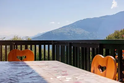 Ein allgemeiner Bergblick oder ein Berglick von der Ferienwohnung aus
