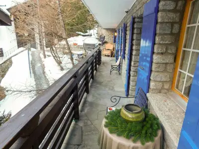 Ein Balkon oder eine Terrasse in der Unterkunft Apartment Chalet Turquino - Apartment Marmotte by Interhome